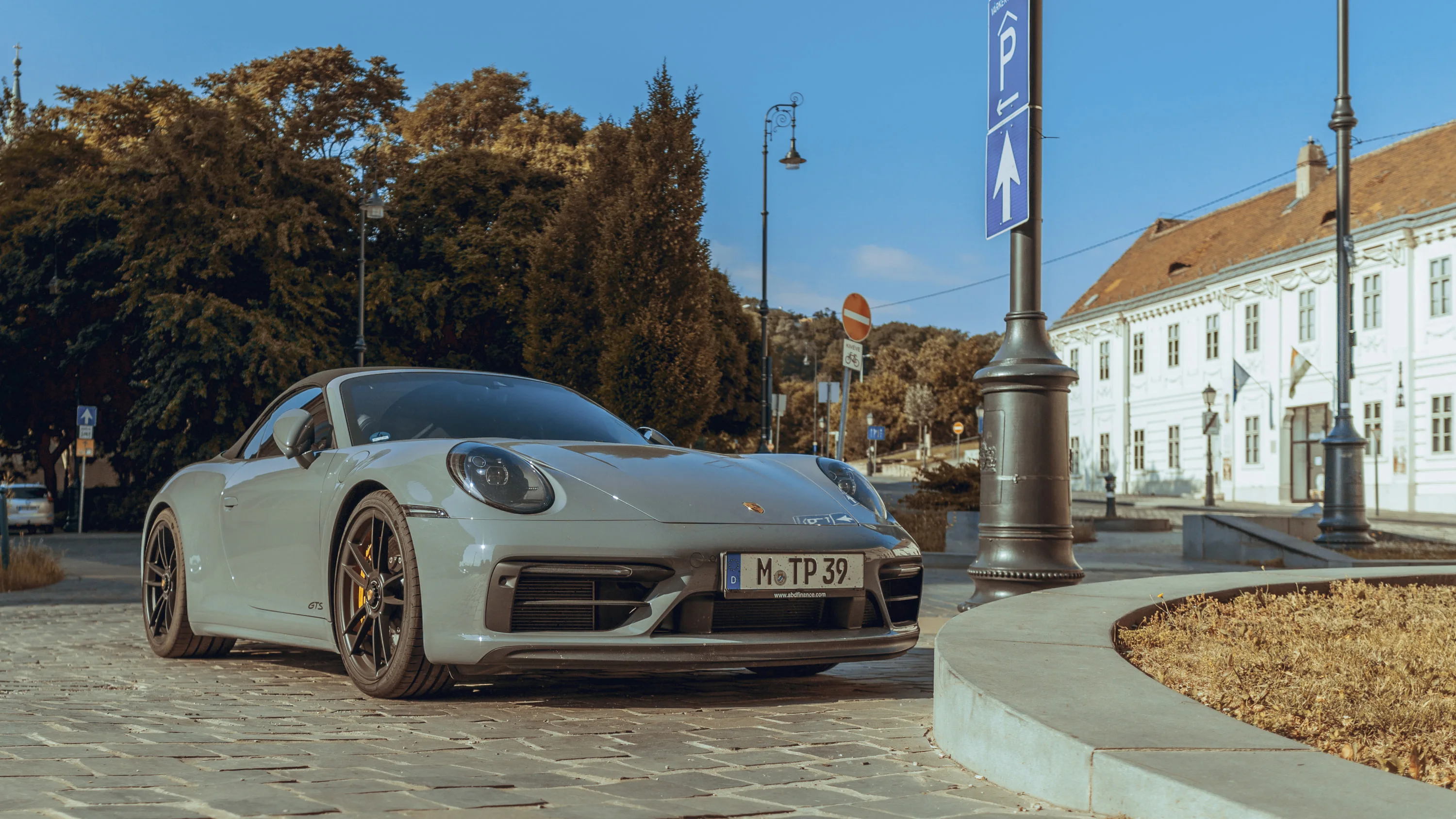Porsche 911 Carrera GTS, first light